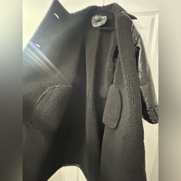 Women ASOS DESIGN oversized borg bonded and vinyl trench coat in black - Picture 4 of 7